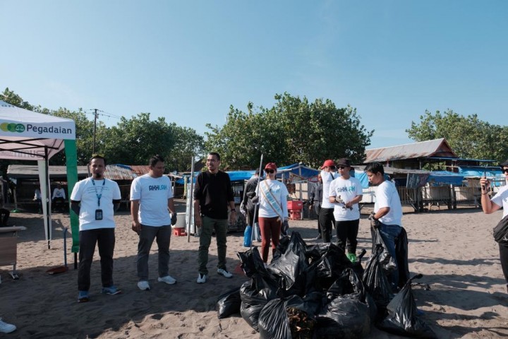 Pegadaian Bersama Masyarakat Kota Makassar Kumpulkan 708 Kg Sampah di Pantai Tanjung Bayang